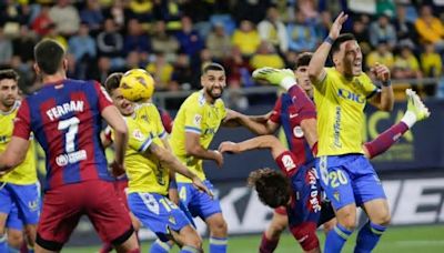 Gol con polémica del Barcelona: el Cádiz pidió juego peligroso