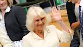 La reine Camilla fait sensation en revisitant le trench-coat à Wimbledon