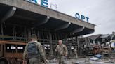 Guerra en Ucrania: la base militar (y el pueblo) que se convirtieron en símbolo de resistencia para los ucranianos y derrota para Rusia