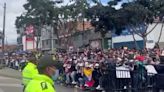 Sin la presencia de Petro y con casi tres horas de retraso, inicia desfile del 20 de julio en Bogotá: suenan arengas de “Fuera Petro”