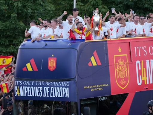 Los aficionados españoles sueñan con volver a los días de Iniesta