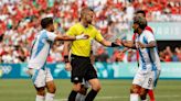 Por qué el árbitro de Argentina-Marruecos fue parte fundamental del escándalo que empañó el debut en los Juegos Olímpicos