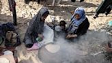 加薩鬧饑荒…民眾海邊撈空投物資「有去無回」 巴勒斯坦當局：12人溺斃