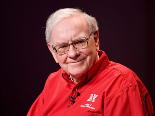Warren Buffett is battling a bargain drought — and pared his Apple bet because it's a 'one-trick pony,' expert says