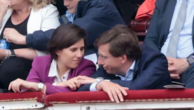 Los gestos de amor de Martínez Almeida y Teresa Urquijo al ritmo del chotis durante la corrida de toros de San Isidro en Madrid