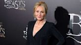 JK Rowling, criticada por sus comentarios sobre la entrenadora transgénero del Sutton
