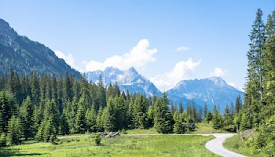 Une jeune femme de 19 ans accouche dans les Pyrénées à 1700 m d'altitude