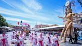Carros alegóricos engalanan desfile Primavera de Feria de San Marcos