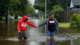 Autoridades ordenan evacuación obligatoria de área metropolitana de Houston ante una “ola de inundaciones” - La Tercera