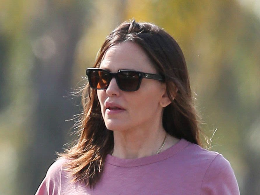 Jennifer Garner Wore the Trusty Jean-and-Sneaker Combo I Live in During the Summer