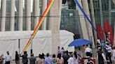 Rompen banderas LGBT en oficinas del Infonavit