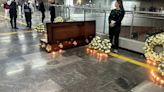 Colocan flores y ataúdes en la estación Mixcoac a tres años de la tragedia en la Línea 12 del Metro de CDMX