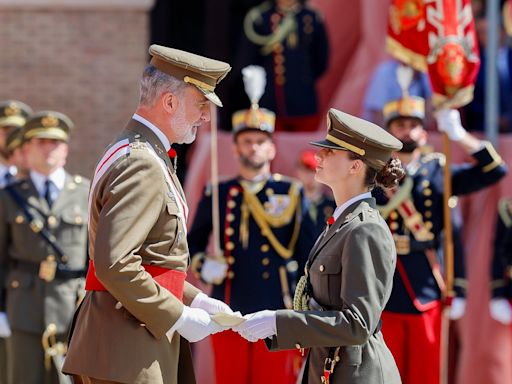 El emotivo abrazo de la princesa Leonor y el rey Felipe tras recibir el título de alférez del Ejército de Tierra