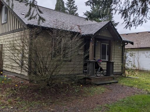 Bylaw blocks B.C. family's bid to move older house onto property