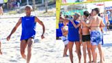 Após noitada, Romário joga futevôlei na praia