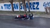 Un joven grabó cómo caen los motociclistas en una esquina de Ezeiza y el video se viralizó