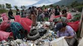 Cientos de 'Guardianas del lago' luchan contra la contaminación y plásticos en Guatemala