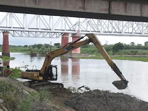 NHAI begins Jalangi river cleanup after fishermen's protests