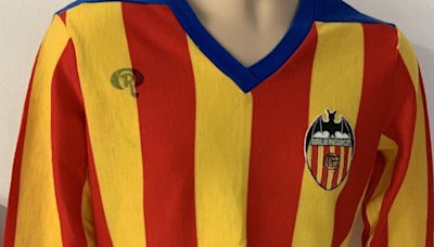 Se subasta por 12.000 euros una camiseta del Valencia de Kempes