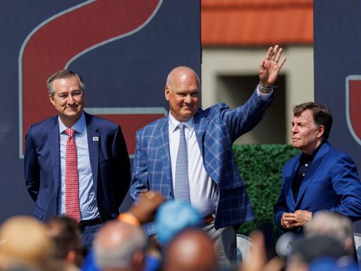 Column: Ryne Sandberg’s statue dedication an emotional day to cherish for the Chicago Cubs Hall of Famer