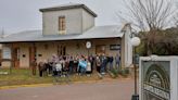 Un pueblo bonaerense aislado, sin bancos ni cajeros automáticos, ahora pierde su oficina de correos después de 124 años