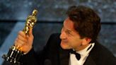 Sean Penn gives one of his Oscars to Ukrainian president Volodymyr Zelensky