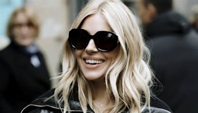 Einst Fashion-No-Go, jetzt Trend: Sienna Miller trägt die It-Hose des Sommers 2024