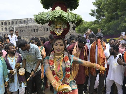 Bonalu off to a colourful start; CM takes lead at Rath Yatra