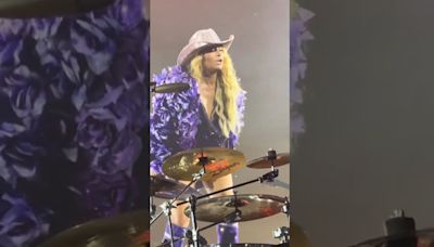 Paulina Rubio regaña en pleno concierto a su baterista