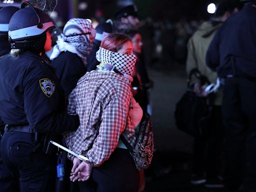 FOTOS | La Policía desaloja el edificio ocupado en Columbia y detiene a los estudiantes