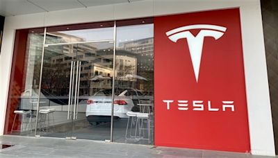 據報特斯拉(TSLA.US)推遲推出Robotaxi至10月 股價挫逾6%