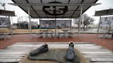 Zapatos abandonados tras robo de estatua de Jackie Robinson serán donados a Museo de Ligas Negras