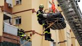 Bomberos de Cádiz trasladan al hospital a un hombre de 300 kilos: no podía moverse desde hace seis meses