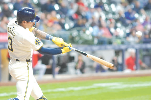 Trio of homers power Milwaukee Brewers past St. Louis Cardinals, 7-1 on Thursday night