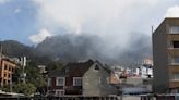 Los bomberos trabajan para extinguir un incendio en los cerros orientales de Bogotá