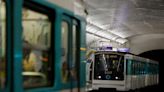 Dans le métro de Paris, un journaliste mexicain ébloui par un “virtuose de l’accordéon”