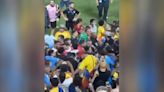 VÍDEO | La lamentable y brutal pelea a puñetazos entre jugadores y aficionados en el Uruguay-Colombia