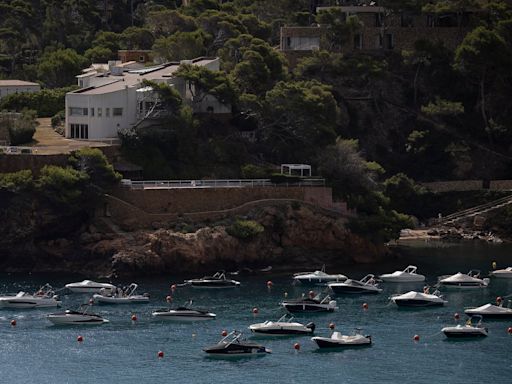 Miles de barcos amenazan a diario las praderas de posidonia de la Costa Brava