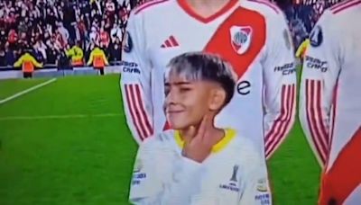 El gesto de un niño que llamó la atención en el partido de River: ¿qué es el “mewing”?