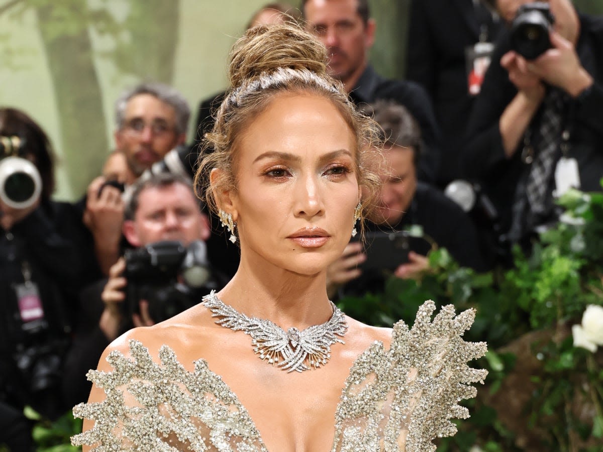 Fans call out Jennifer Lopez for being ‘dismissive’ on Met Gala red carpet
