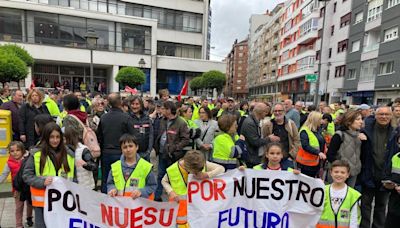 Grito unánime en Avilés para salvar su industria: '¡Cristalería no se cierra!'