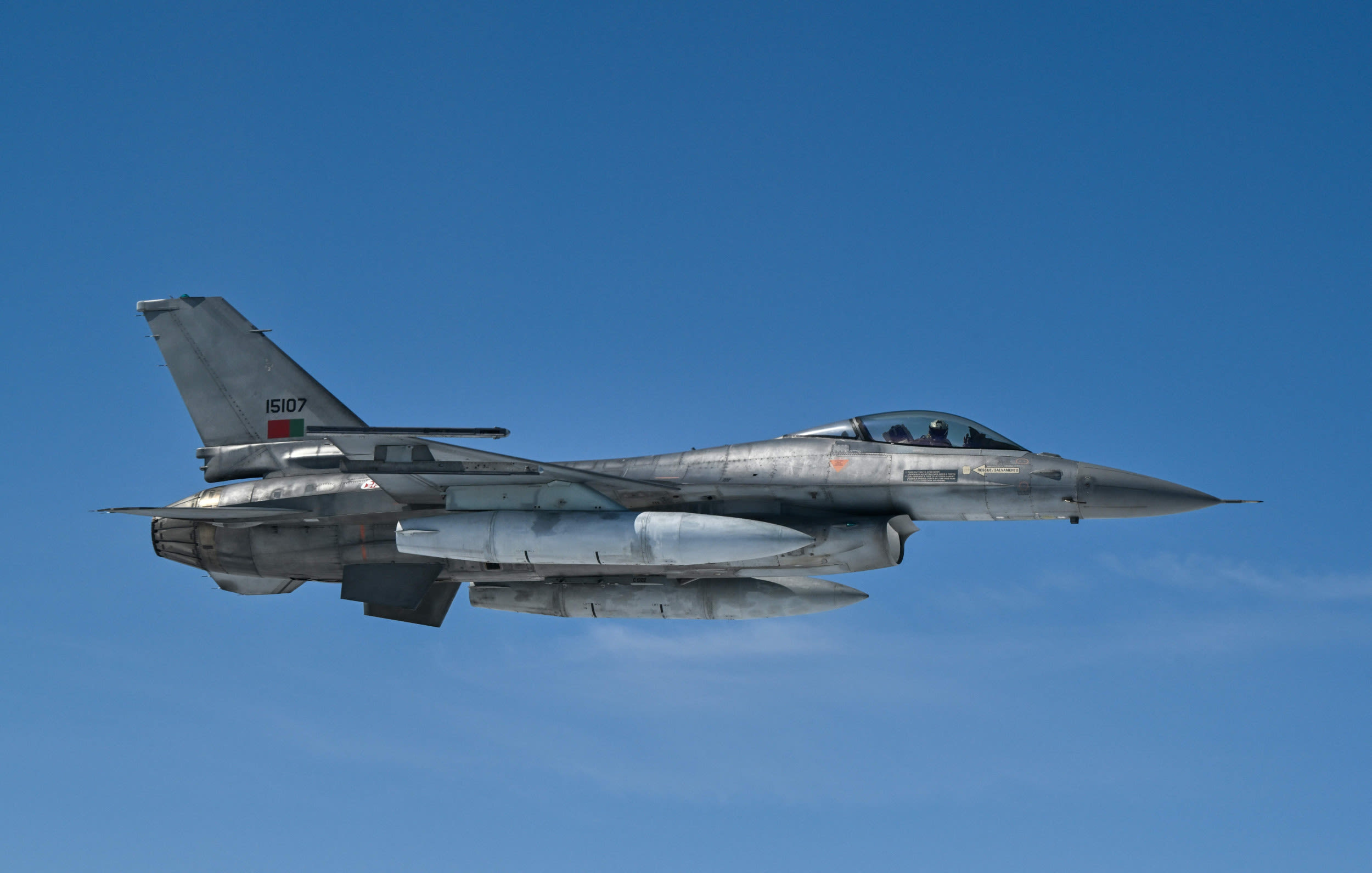 Ukraine F-16 update as first pilots complete training