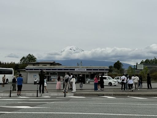 日本富士山「網紅便利店」黑布封擋沒得拍 遊客進攻最新打卡位