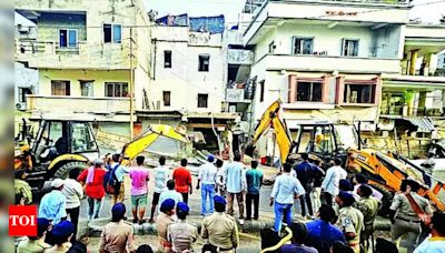 Residents protest as VMC razes shops | Vadodara News - Times of India