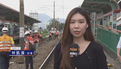 【記者直擊】鍾屋村站輕鐵脫軌 職員將肇事列車擺正重上路軌並駛離月台