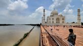 Aguas de río desbordado en India llegan a muros externos del Taj Mahal