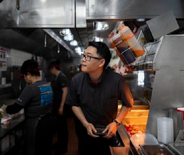 Los trabajadores de comida rápida de California ganan ahora 20 dólares la hora. Las empresas responden recortando horas de trabajo