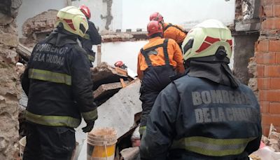 Derrumbe en una obra en Belgrano: hay un obrero con heridas graves y otro se encuentra atrapado entre los escombros