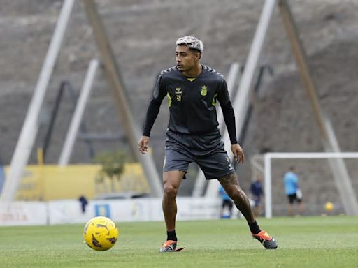 Julián Araujo vuelve a Gran Canaria casi un mes después de su lesión