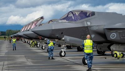 太平洋雖航母「空窗期」別搗蛋！威懾中國 美F-22「猛禽」與F-35東南亞軍演